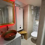 L'alcove Secrete Medievale Avec Cusset