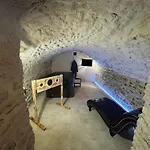 L'alcove Secrete Medievale Avec Cusset