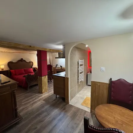 L'alcôve Secrète Médiévale Avec Cusset